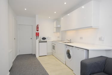 3 bed flat, Ebrington Street, Flat 2, City Centre, Plymouth, PL49AA - Image 2